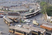 சென்னையில் பேருந்துகளை இயக்க தனியாருக்கு அனுமதி தர மாநகர் போக்குவரத்து கழகம் முடிவுகிராஸ் காஸ்ட் கான்ட்ராக்ட் முறையில் இந்த ஆண்டு 500 பேருந்துகளை இயக்க தனியாருக்கு அனுமதி அளிக்க திட்டம்.