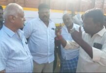 புதுக்கோட்டையில் தமிழ்நாடு நுகர்பொருள் வாணிபக் கழக மண்டல மேலாளர் சீதாராமன் ஒரு சிலருக்கு ஆதரவாக செயல்படுவதாக லாரி உரிமையாளர்கள் சங்க நிர்வாகிகள் போராட்டம்!
