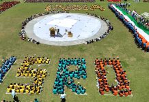 புதுக்கோட்டை அருகே தனியார் சிபிஎஸ்சி பள்ளியில் 6500 மாணவர்கள் ஒன்றாக இணைந்து சந்திரியான் 3 விண்கலம் வெற்றிக்கு பாராட்டு தெரிவிக்கும் வகையிலும் உலக சதுரங்க போட்டியில் இரண்டாம் இடம் பெற்ற தமிழ்நாட்டு வீரர் பிரக்யானந்தாவிற்கும் பாராட்டுக்கள் தெரிவிக்கும் வகையில் காட்சிப்படுத்திய நிகழ்வு பெரும் வரவேற்பைப் பெற்றுள்ளது!