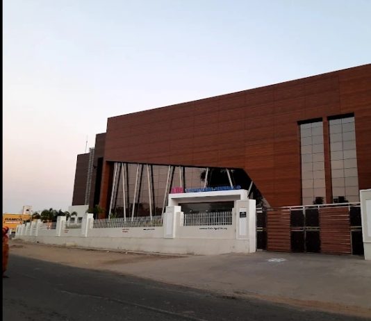 புதுக்கோட்டை மதுரை சாலையில் ஆக்கிரமிப்பு! தனியார் திருமண மண்டபத்தில் வளாகத்தில் சாலைகள் ஆக்கிரமிப்பு செய்யப்பட்டுள்ளதாக வாகன ஓட்டிகள் பெரும் அவதிக்குள்ளாகி வருவதாக குற்றச்சாட்டு எழுந்துள்ளது!