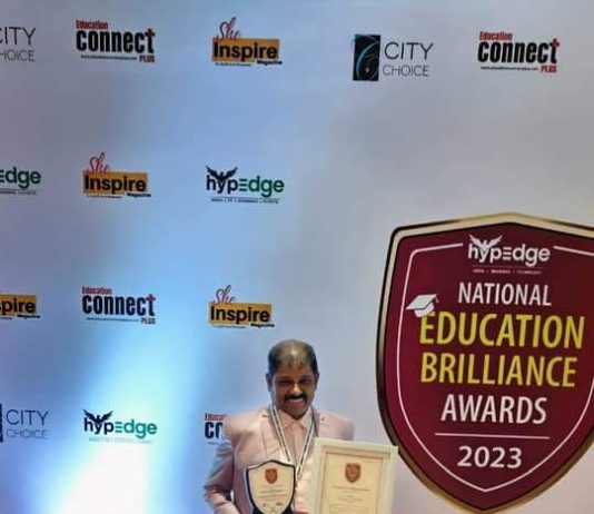 புதுக்கோட்டை வெங்கடேஸ்வரா தனியார் மேல்நிலைப் பள்ளி கல்வி தாளாளர் கவிஞர் தங்கம் மூர்த்திக்கு சிறந்த பள்ளி முதல்வருக்கான தேசிய விருது புதுடெல்லியில் வழங்கப்பட்டது!