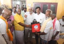 திமுக கரை வேட்டி,வெள்ளை சட்டை துணி, சேலைகள், அடங்கிய தரமான முன்னாள் முதல்வர் மு. கருணாநிதி, திமுக தலைவர் தமிழக முதல்வர் ஸ்டாலின்,அமைச்சர் உதயநிதி புகைப்படங்கள் அடங்கிய ரெக்ஸின் பையை தீபாவளி பண்டிகை பரிசாக திமுக தொண்டர்கள், பொதுமக்களுக்கு வருடம் வருடம் வழங்கி வரும் புதுக்கோட்டை வடக்கு மாவட்ட மருத்துவ அணி அமைப்பாளர் டாக்டர் மு. க. முத்துக்கருப்பன்!