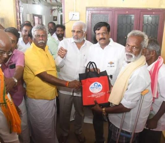 திமுக கரை வேட்டி,வெள்ளை சட்டை துணி, சேலைகள், அடங்கிய தரமான முன்னாள் முதல்வர் மு. கருணாநிதி, திமுக தலைவர் தமிழக முதல்வர் ஸ்டாலின்,அமைச்சர் உதயநிதி புகைப்படங்கள் அடங்கிய ரெக்ஸின் பையை தீபாவளி பண்டிகை பரிசாக திமுக தொண்டர்கள், பொதுமக்களுக்கு வருடம் வருடம் வழங்கி வரும் புதுக்கோட்டை வடக்கு மாவட்ட மருத்துவ அணி அமைப்பாளர் டாக்டர் மு. க. முத்துக்கருப்பன்!