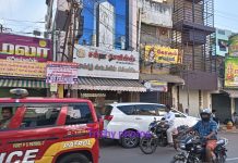 திருச்சி ஜாபர் ஷா தெரு மற்றும் பெரிய கடை வீதியில் உள்ள 4 கடைகளில் அமலாக்கத்துறையினர் சோதனையில்ஈடுபட்டுள்ளனர்.