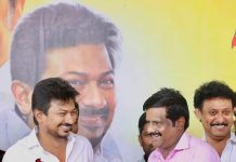 புதுக்கோட்டை வடக்கு மாவட்ட மருத்துவர் அணி சார்பில் பெருங்களூர் அரசு ஆரம்ப சுகாதார நிலையத்திற்கு இருதய நோயை அவசர நிலையில் உடனே கண்டறியும் உயர்ரக இசிஜி இயந்திரத்தை வழங்குகின்றனர்..