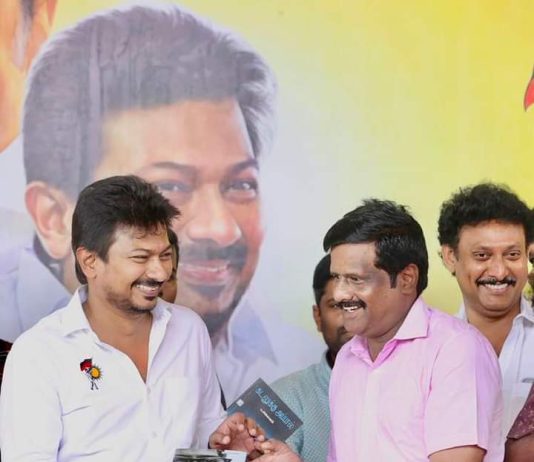 புதுக்கோட்டை வடக்கு மாவட்ட மருத்துவர் அணி சார்பில் பெருங்களூர் அரசு ஆரம்ப சுகாதார நிலையத்திற்கு இருதய நோயை அவசர நிலையில் உடனே கண்டறியும் உயர்ரக இசிஜி இயந்திரத்தை வழங்குகின்றனர்..