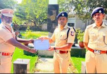 ஆயுதம் வைத்திருந்தவர்களை மடக்கி பிடித்து கைது செய்த போலீசாருக்கு தூத்துக்குடி எஸ்.பி. பாராட்டு!