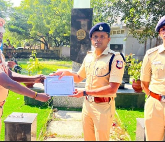 ஆயுதம் வைத்திருந்தவர்களை மடக்கி பிடித்து கைது செய்த போலீசாருக்கு தூத்துக்குடி எஸ்.பி. பாராட்டு!