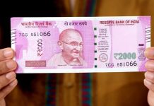 இன்னும் உங்களிடம் 2000 ரூபாய் நோட்டுகள் இருந்தால் கவலைப்பட தேவையில்லை. அவற்றை மாற்றிக்கொள்ள இரண்டு வழிகள் உள்ளன.