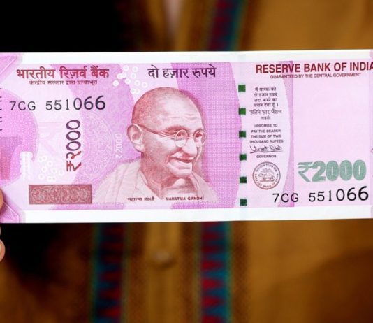 இன்னும் உங்களிடம் 2000 ரூபாய் நோட்டுகள் இருந்தால் கவலைப்பட தேவையில்லை. அவற்றை மாற்றிக்கொள்ள இரண்டு வழிகள் உள்ளன.