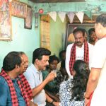 சாலையோர தேநீர் கடையில் திமுக வேட்பாளர்களுடன் தேநீர் அருந்திய முதல்வர் மு.க.ஸ்டாலின்..