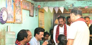 சாலையோர தேநீர் கடையில் திமுக வேட்பாளர்களுடன் தேநீர் அருந்திய முதல்வர் மு.க.ஸ்டாலின்..