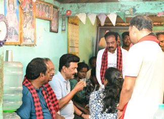 சாலையோர தேநீர் கடையில் திமுக வேட்பாளர்களுடன் தேநீர் அருந்திய முதல்வர் மு.க.ஸ்டாலின்..