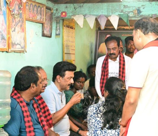 சாலையோர தேநீர் கடையில் திமுக வேட்பாளர்களுடன் தேநீர் அருந்திய முதல்வர் மு.க.ஸ்டாலின்..