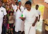 சிறுவர், சிறுமியர் களுடன் பம்பரம் விளையாடி மகிழ்ந்த முன்னாள் அமைச்சர் விஜயபாஸ்கர்!