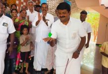 சிறுவர், சிறுமியர் களுடன் பம்பரம் விளையாடி மகிழ்ந்த முன்னாள் அமைச்சர் விஜயபாஸ்கர்!