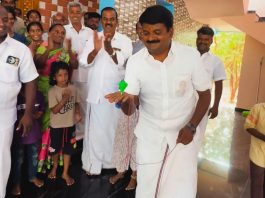 சிறுவர், சிறுமியர் களுடன் பம்பரம் விளையாடி மகிழ்ந்த முன்னாள் அமைச்சர் விஜயபாஸ்கர்!