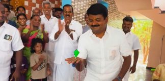 சிறுவர், சிறுமியர் களுடன் பம்பரம் விளையாடி மகிழ்ந்த முன்னாள் அமைச்சர் விஜயபாஸ்கர்!