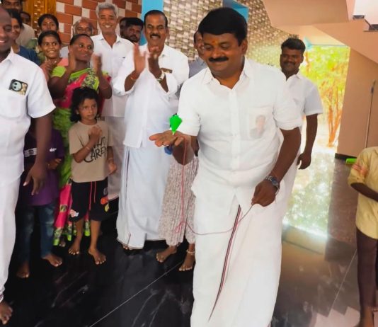 சிறுவர், சிறுமியர் களுடன் பம்பரம் விளையாடி மகிழ்ந்த முன்னாள் அமைச்சர் விஜயபாஸ்கர்!
