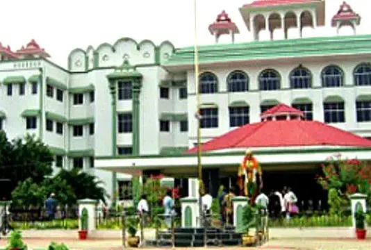 கரூர் கூட்ட நெரிசல் விபத்தில் உயிரிழந்தவர்களின் குடும்பத்தினருக்கு வழங்கப்படும் அரசுப் பணி அடுத்தகட்ட விசாரணையை வரும் ஜூலை 21ஆம் தேதிக்கு ஒத்திவைத்து உத்தரவிட்டனர்