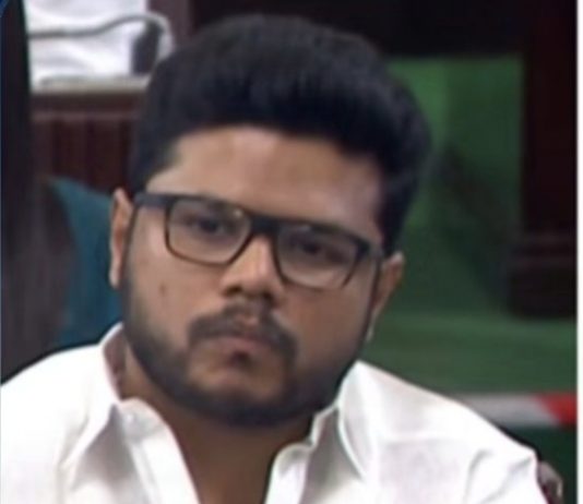 என் கண்ணாடியில் கேமரா இல்லை நான் பயன்படுத்துவது சாதாரண கண்ணாடி தான்.. பொய்யான வதந்திகளை தவறாக பரப்பி வருகின்றனர் அமைச்சர் முகமது பர்வேஸ் கண்டனம் தெரிவித்து விளக்கம்!