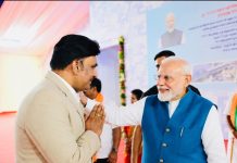 முன்னாள் தேசிய குழந்தைகள் பாதுகாப்பு ஆணையத்தின் உறுப்பினர் டாக்டர் ஆர் ஜி ஆனந்தை தோளில் தட்டி கொடுத்து பாராட்டிய பாரத பிரதமர் மோடி!