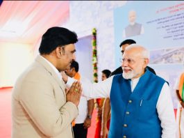 முன்னாள் தேசிய குழந்தைகள் பாதுகாப்பு ஆணையத்தின் உறுப்பினர் டாக்டர் ஆர் ஜி ஆனந்தை தோளில் தட்டி கொடுத்து பாராட்டிய பாரத பிரதமர் மோடி!