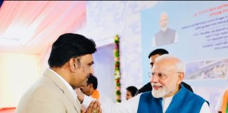 முன்னாள் தேசிய குழந்தைகள் பாதுகாப்பு ஆணையத்தின் உறுப்பினர் டாக்டர் ஆர் ஜி ஆனந்தை தோளில் தட்டி கொடுத்து பாராட்டிய பாரத பிரதமர் மோடி!