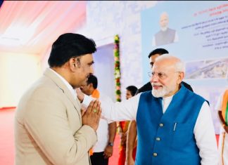 முன்னாள் தேசிய குழந்தைகள் பாதுகாப்பு ஆணையத்தின் உறுப்பினர் டாக்டர் ஆர் ஜி ஆனந்தை தோளில் தட்டி கொடுத்து பாராட்டிய பாரத பிரதமர் மோடி!