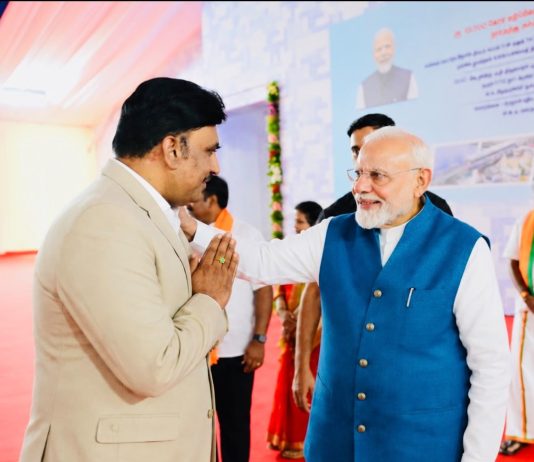 முன்னாள் தேசிய குழந்தைகள் பாதுகாப்பு ஆணையத்தின் உறுப்பினர் டாக்டர் ஆர் ஜி ஆனந்தை தோளில் தட்டி கொடுத்து பாராட்டிய பாரத பிரதமர் மோடி!