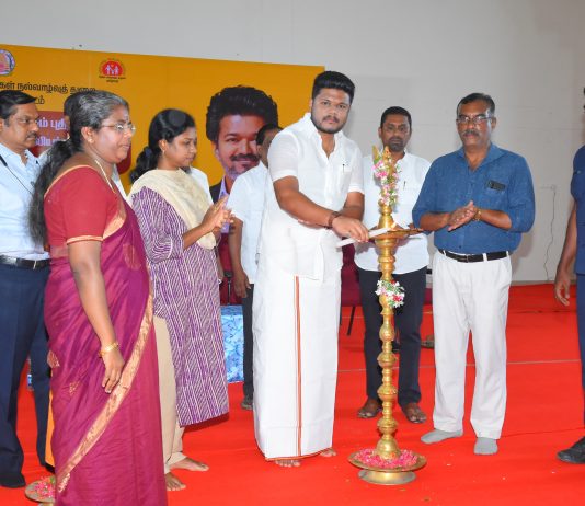 புதுக்கோட்டை அரசு மருத்துவக் கல்லூரி மருத்துவமனை வளாக கூட்ட அரங்கில் மாவட்ட நல வாழ்வு சங்கத்தின் மூலம் புதிதாக நியமனம் செய்யப்பட்டுள்ள ஒப்பந்த செவிலியர்களுக்கான செயல்திறன் மேம்பாட்டு பயிற்சியினை அமைச்சர் முகமது பர்வேஸ் தொடங்கி வைத்து புதிதாக நியமனம் செய்யப்பட்டுள்ள ஒப்பந்த செவிலியர்களுக்கான செயல்திறன் பயிற்சி கையேட்டினை வெளியிட்டார்!