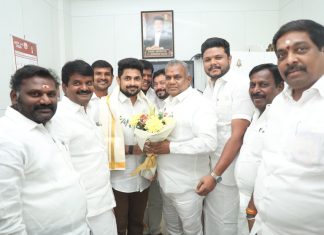 அன்னவாசல் திமுக நகர செயலாளர் முகமது ரிஷா, மாவட்ட மாணவரனி அமைப்பாளர் இளைய சூரியன் ஆகியோர் தமிழக வெற்றிக் கழகத்தின் பொதுச்செயலாளர் புஸ்ஸி ஆனந்த் தலைமையில் தமிழக வெற்றிக் கழகத்தில் இணைந்தார்