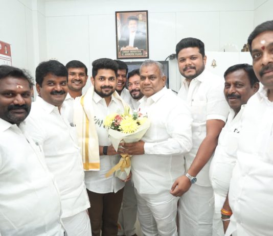 அன்னவாசல் திமுக நகர செயலாளர் முகமது ரிஷா, மாவட்ட மாணவரனி அமைப்பாளர் இளைய சூரியன் ஆகியோர் தமிழக வெற்றிக் கழகத்தின் பொதுச்செயலாளர் புஸ்ஸி ஆனந்த் தலைமையில் தமிழக வெற்றிக் கழகத்தில் இணைந்தார்